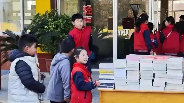 贝视清为五峰山小学捐赠两千册图书